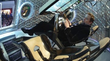 elon-musk-in-the-dragon-v2-640x356